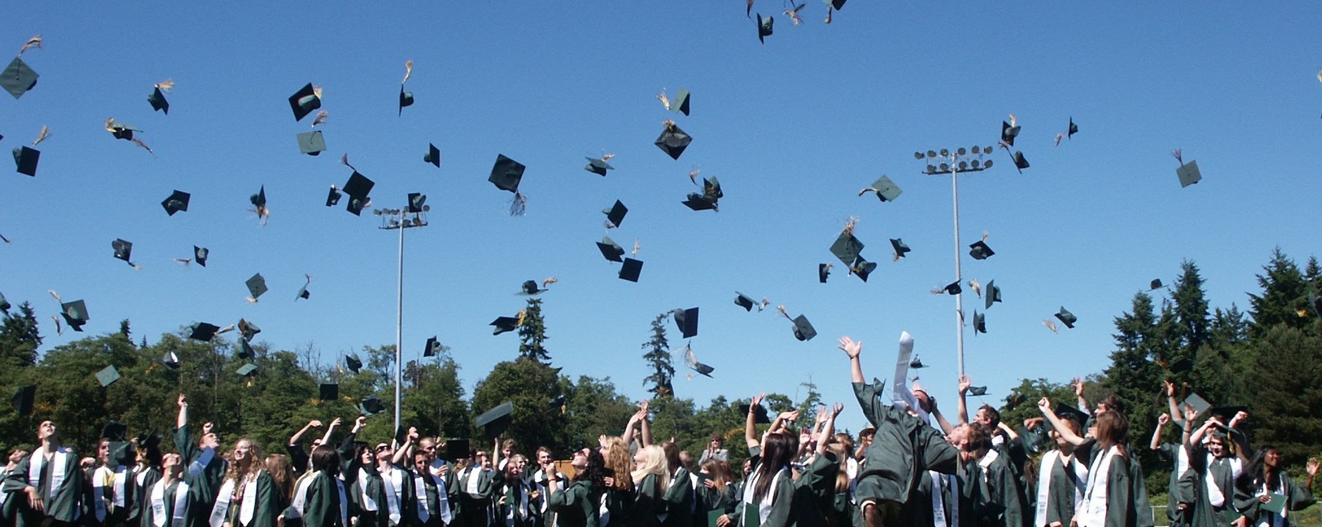 des diplomés qui lancent leurs chapeaux!