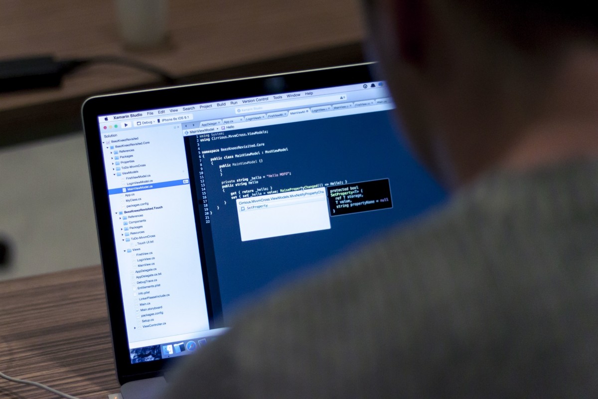 un homme est en train de coder sur son ordinateur